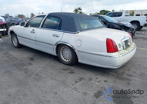 2001 Lincoln Town Car Executive z USA, uszkodzony, nr VIN 1LNHM81W61Y661331